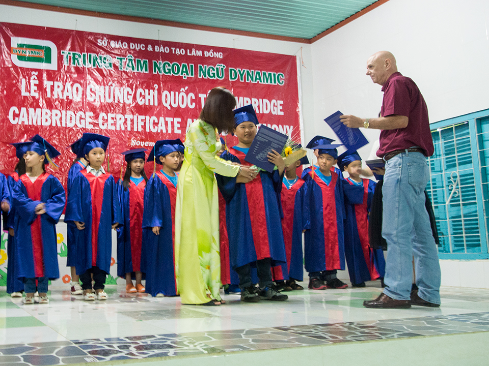 Bảo Lộc: TTNN Dynamic trao 120 chứng chỉ Cambridge cho các em học sinh