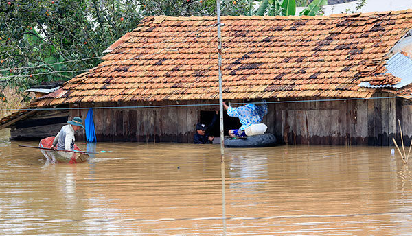 Lâm Đồng: Người dân trắng đêm chạy lũ