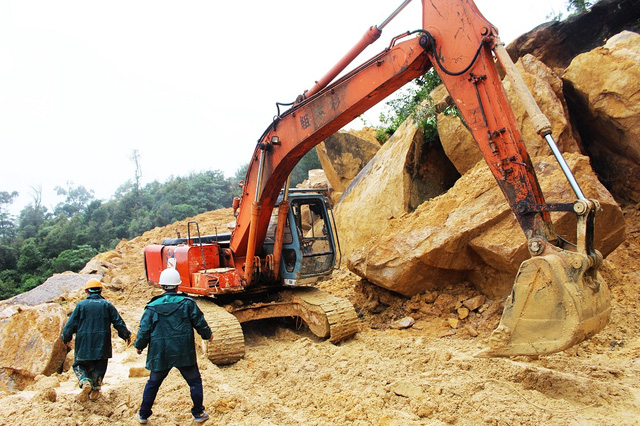 70 công nhân trắng đêm phá đá, thông đường Nha Trang – Đà Lạt
