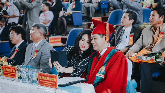 Bố chồng Tăng Thanh Hà nhận bằng tiến sĩ danh dự của trường đại học Đà Lạt