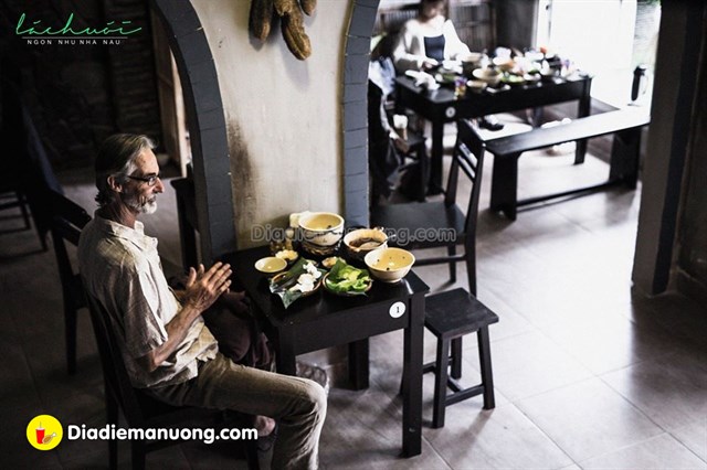 Tròn mắt trước QUÁN ĂN XƯA LẮC XƯA LƠ đồ ăn toàn lót lá chuối