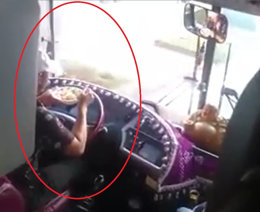 Lâm Đồng: Tài xế xe khách vừa lái xe vừa ăn mỳ gây phẫn nộ