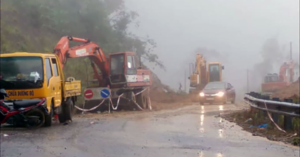 Xe cơ giới túc trực tại các điểm sạt lở trên đèo Khánh Lê