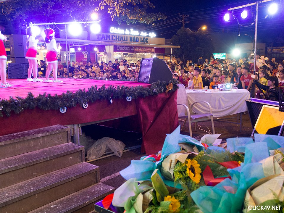 Bảo Lộc: Đêm hội “Giáng Sinh Yêu Thương” thu hút đông đảo bạn trẻ tham gia