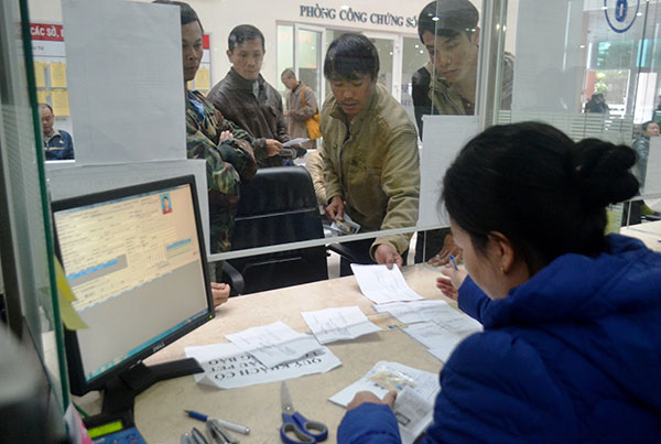 Lâm Đồng: Người dân vẫn xếp hàng đổi giấy phép lái xe