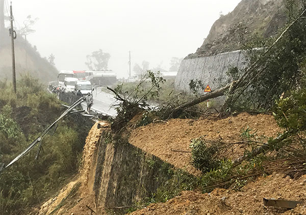 Đỉnh đèo Khánh Vĩnh tiếp tục sạt lở, xe ùn ứ hơn 1km