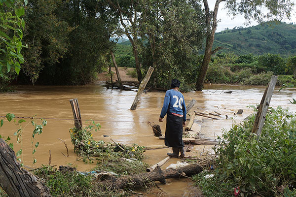 Di Linh: Mưa lũ làm sập cầu, dân đi lại khó khăn