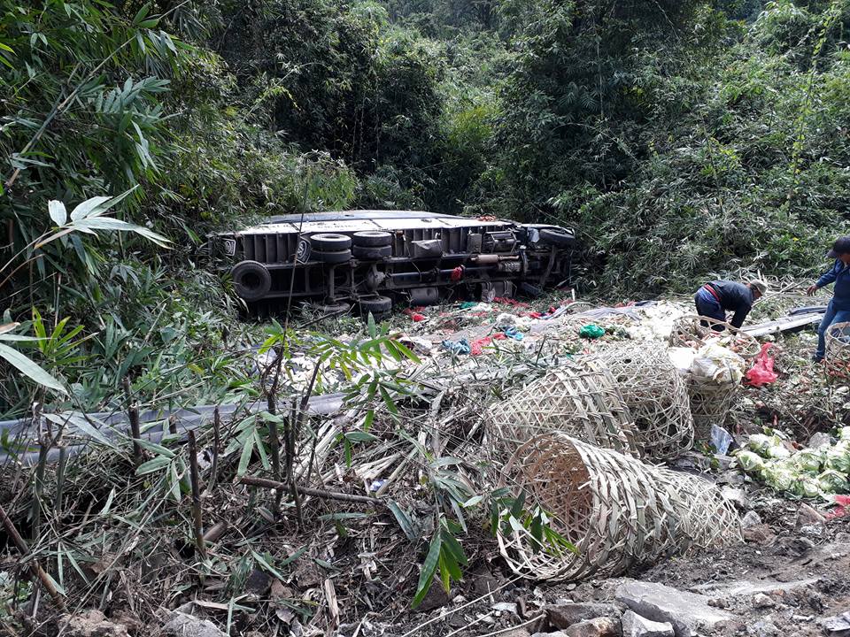 Tai nạn trên đèo Bảo Lộc, 1 xe rơi xuống vực, 1 xe va vách núi