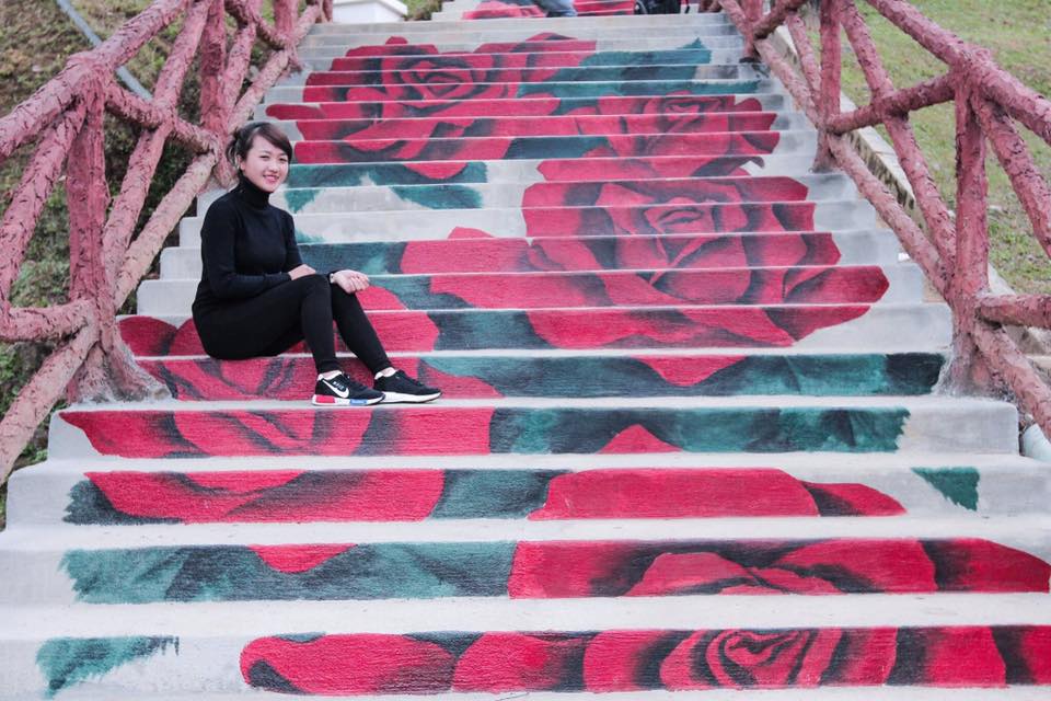 Đà Lạt: Phát sốt với cầu thang hoa hồng đẹp vạn người mê