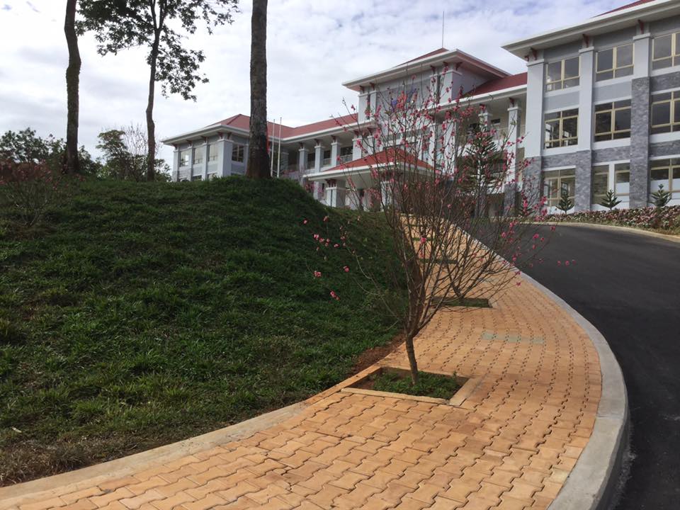 Đại học Tôn Đức Thắng (Bảo Lộc) mở cửa cho khách tham quan chụp ảnh đồi hoa Đào