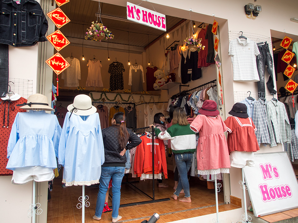 Bảo Lộc: Sắm đồ tết, nhận quà xinh