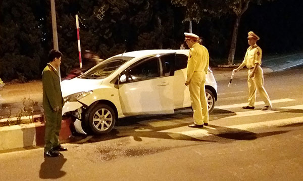 Đà Lạt: Say xỉn, lái ôtô tông giải phân cách