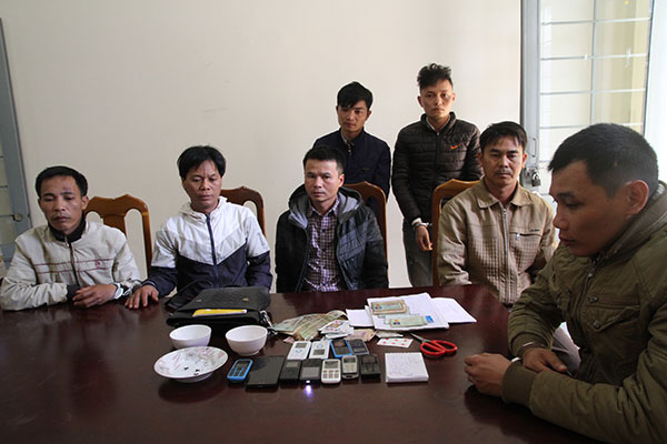 Bảo Lâm: Bắt ổ bạc giữa vườn cà phê