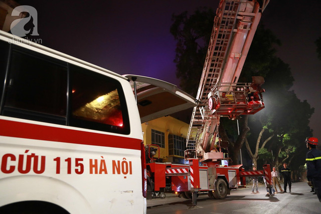 Đi ăn cỗ ở tầng 4, người phụ nữ bất ngờ sinh con nhưng bị “mắc kẹt” vì cầu thang quá bé