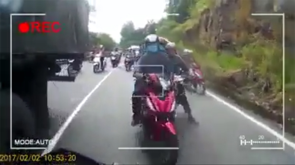 ‘Thót tim’ khi bất ngờ đối mặt với nhóm 10 xe máy lấn làn trên đường đèo