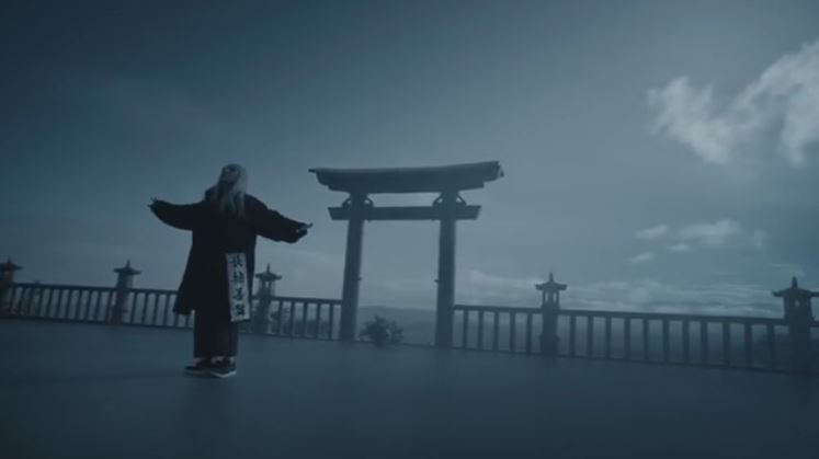 Sơn Tùng lên tiếng khi bị chỉ trích đi giày vào chùa quay MV Lạc trôi