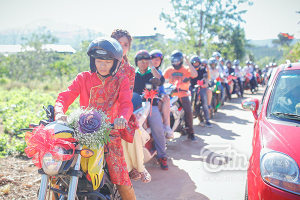 Màn rước dâu với dàn mô-tô khủng khiến dân tình xôn xao tại Lâm Đồng
