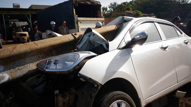 Di Linh: Ô tô tông thẳng vào thanh chắn đường