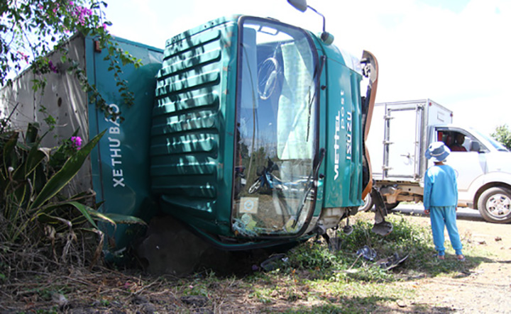 Di Linh: Ôm cua gấp, ô tô tải chở thư báo của Viettel lật trên đèo Phú Hiệp