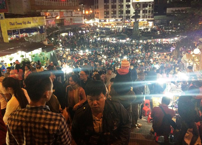 Du khách chen chân trong biển người ở Đà Lạt