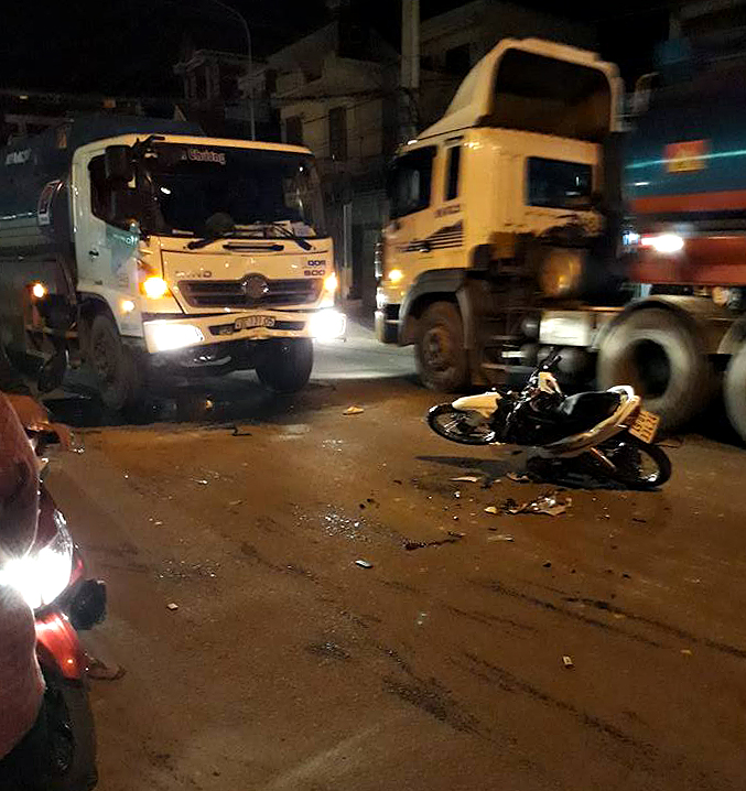 Lâm Đồng: Xe máy vượt ẩu tông xe bồn chở dầu, một người bị thương nặng