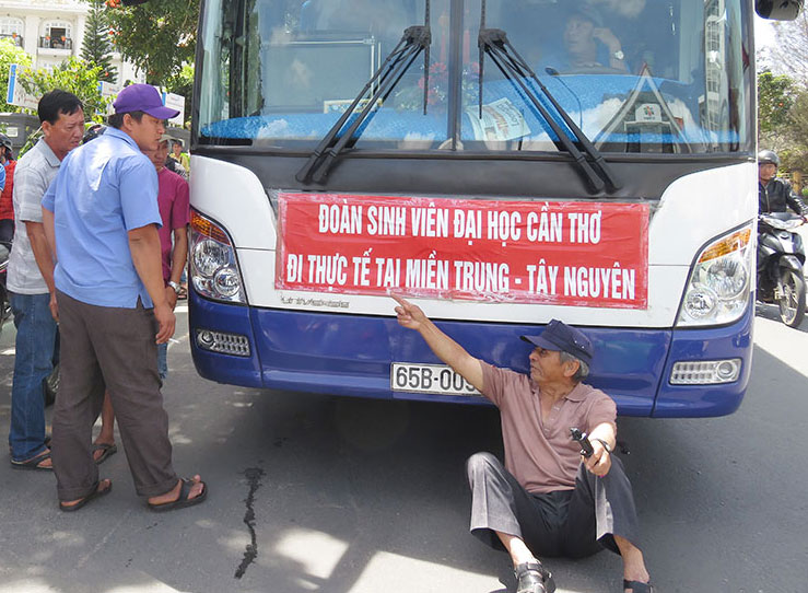 Đà Lạt: Xin vượt không được, phụ xe đòi hành hung người tham gia giao thông