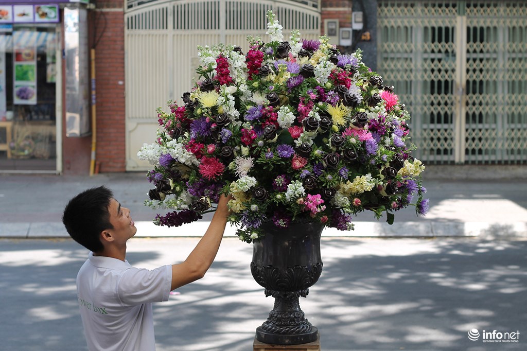 Ngắm bình hoa hồng nhập khẩu giá 70 triệu đồng đại gia tặng vợ dịp Valentine
