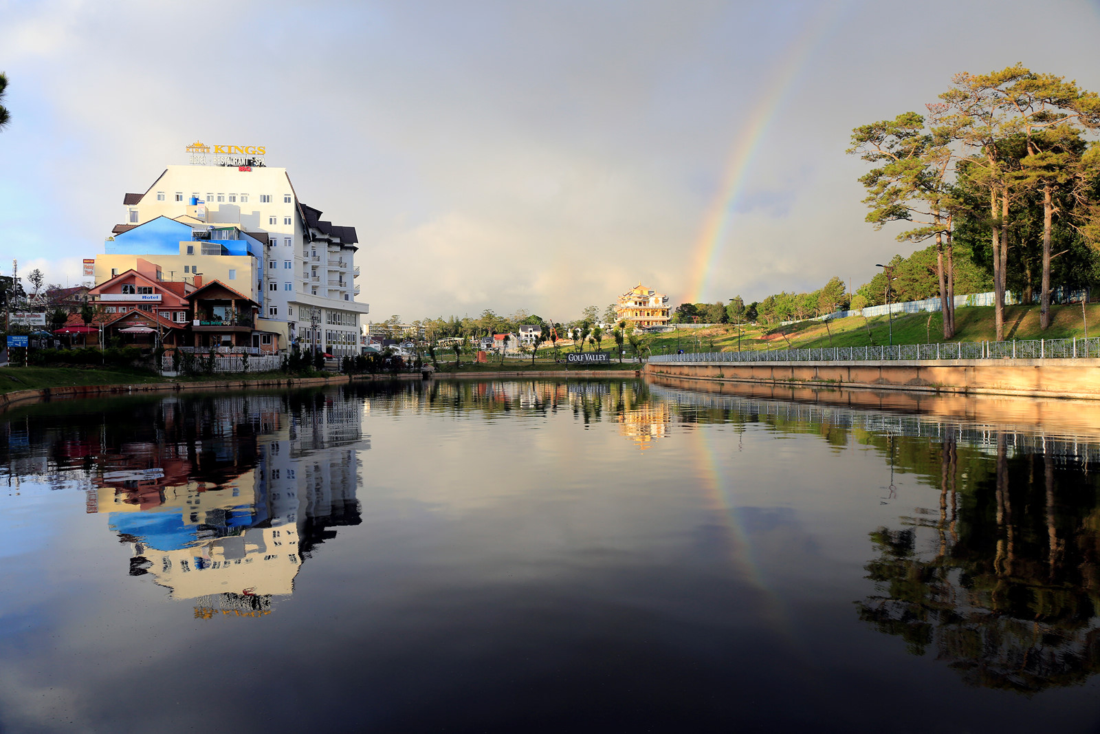 Đà Lạt: Thay nước, khử mùi cho hồ Đội Có