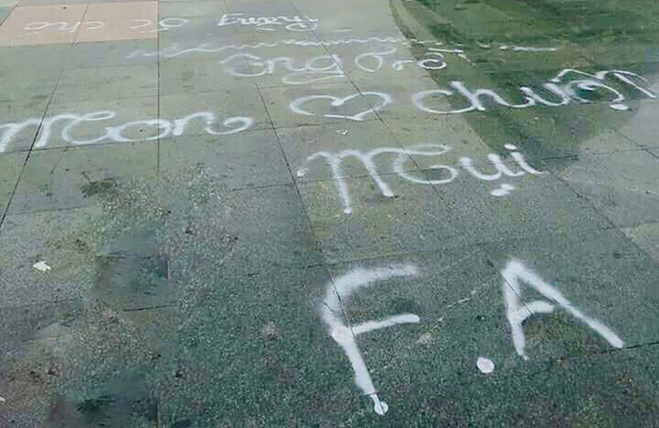 Người dân Đà Lạt bức xúc khi cặp đôi phun sơn lên Quảng trường để thể hiện tình yêu