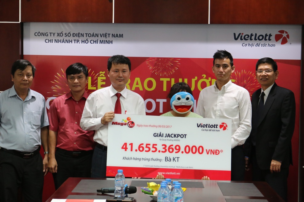 Vietlott trao giải Jackpot 41,6 tỷ cho nữ khách hàng đầu tiên đến từ Lâm Đồng