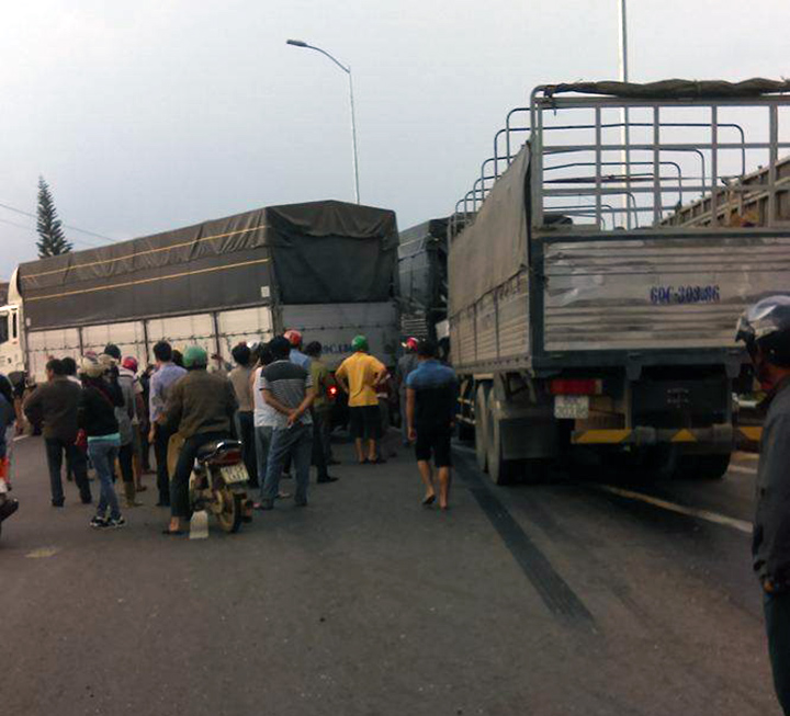 Di Linh: Tai nạn giao thông, tài xế mắc kẹt trong ca bin