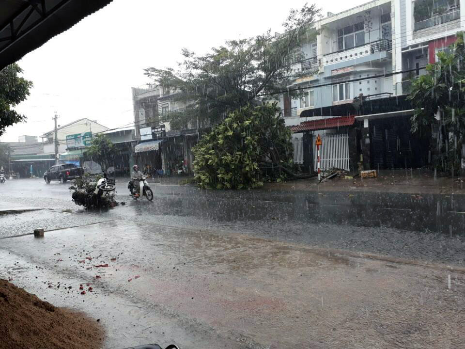 Cơn mưa lớn đổ bộ Bảo Lộc chiều nay