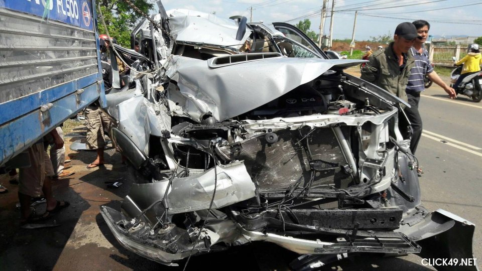 Di Linh: Xe Fortuner húc đuôi xe tải, tài xế kẹt cứng trong cabin