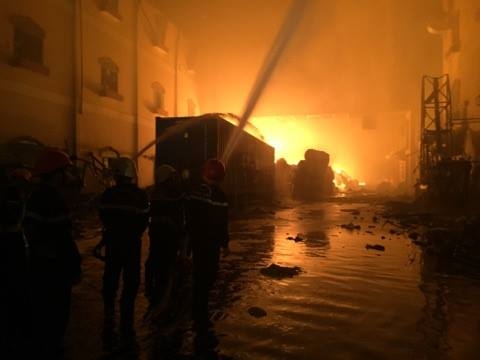 Chiến sĩ PCCC cả đêm oằn mình chiến đấu với biển lửa