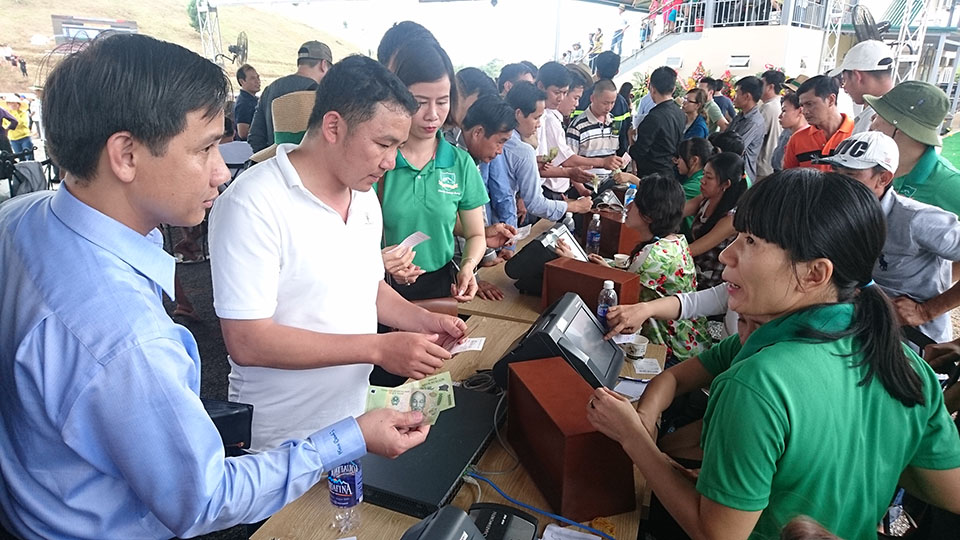 Lâm Đồng: Cả ngàn người dân đến xem đua ngựa và đặt cược