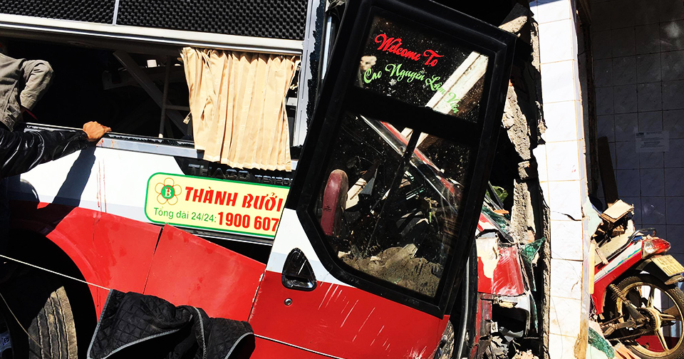 Di Linh: 2 người chết và hơn 10 người bị thương trong vụ va chạm 2 xe giường nằm