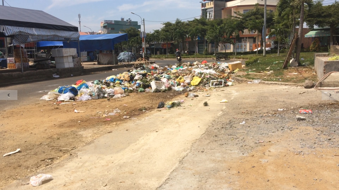 Nhớt nhác bãi rác lộ thiên giữa chợ mới thành phố Bảo Lộc