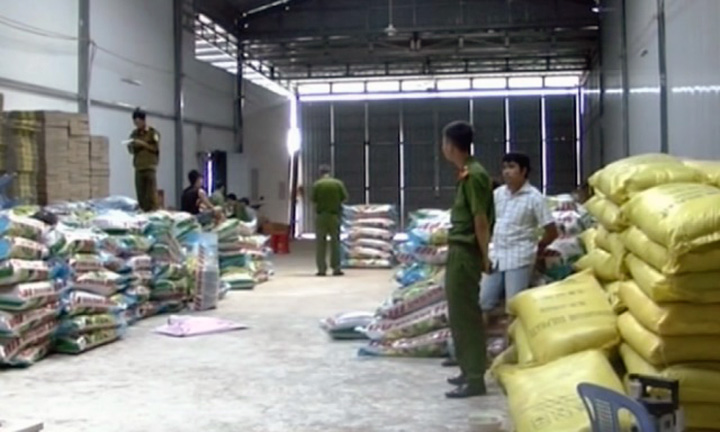 Di Linh: Bắt một cơ sở sản xuất phân bón giả