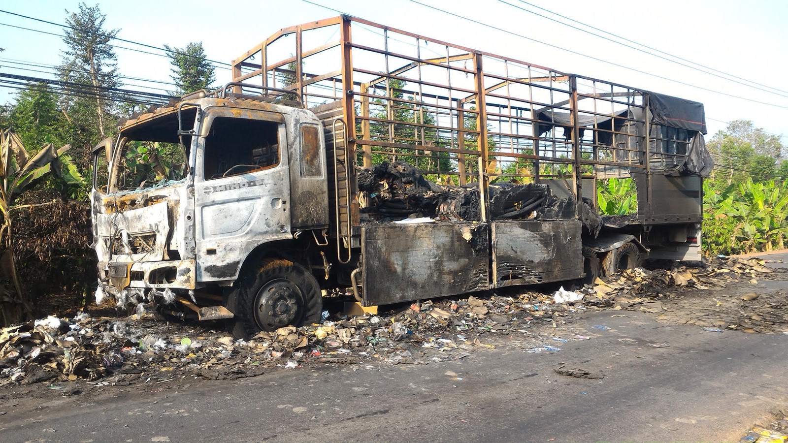 Xe tải cháy rụi trong đêm