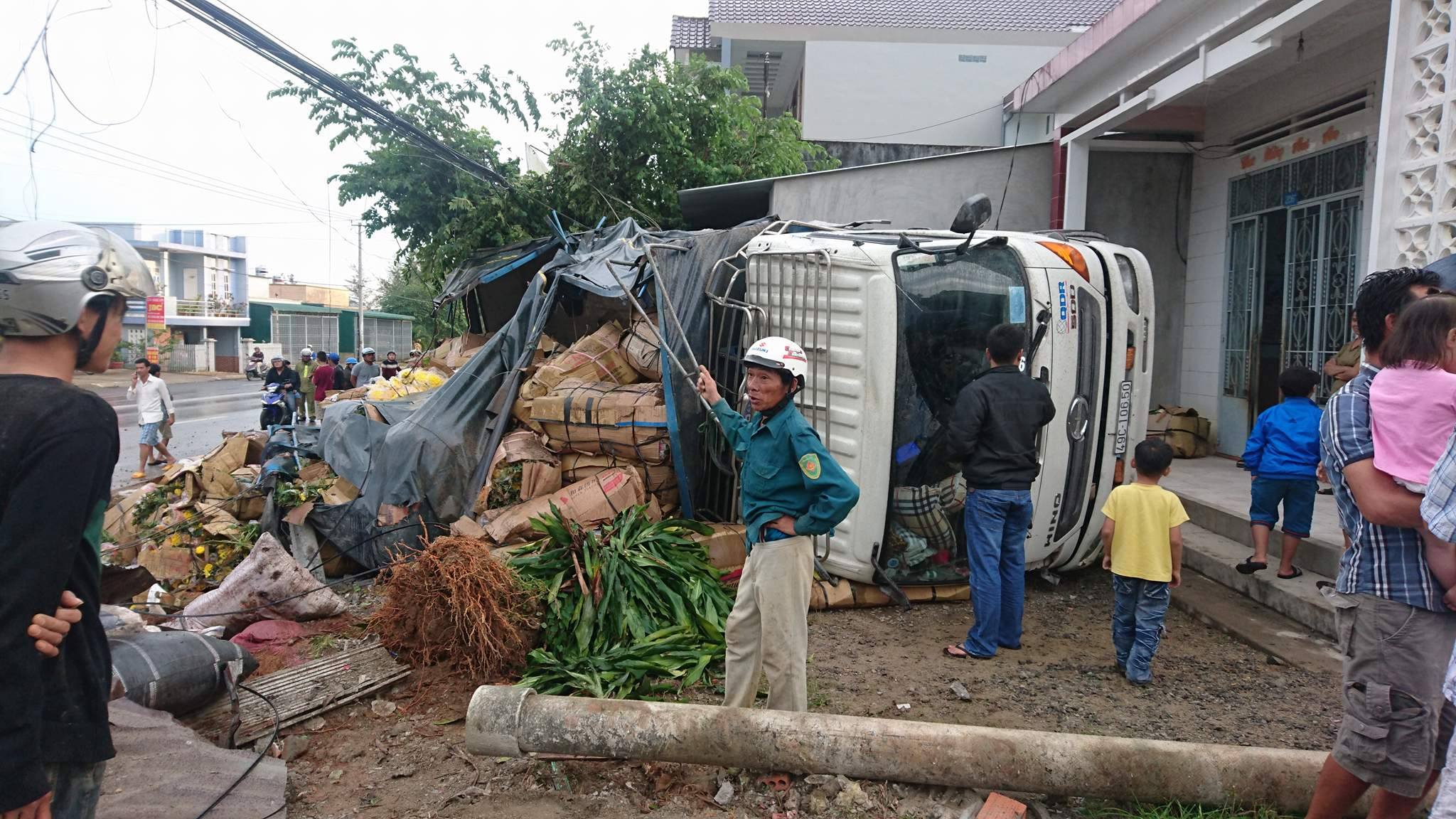 Xe chở hoa Đà Lạt lao vào nhà dân