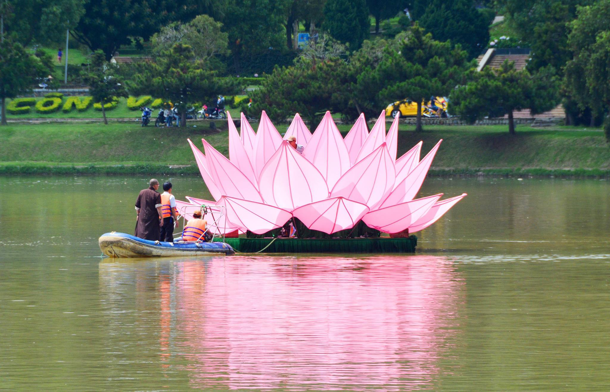 Đà Lạt: Dựng 7 đài sen khổng lồ trên hồ Xuân Hương