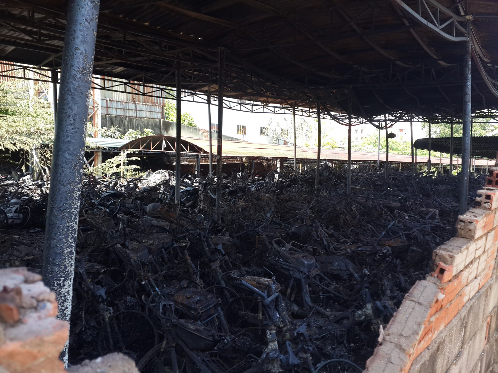 Cháy kho tạm giữ xe của Công an, hơn 100 xe máy bị thiêu rụi