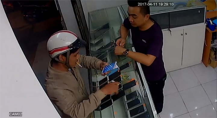 Đức Trọng: Chàng trai ‘bay’ qua tủ kính đuổi cướp điện thoại