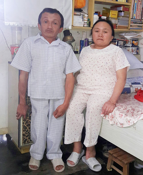 Đà Lạt: Hai chị em cao chưa đến 80 cm bị căn bệnh thiếu canxi hành hạ