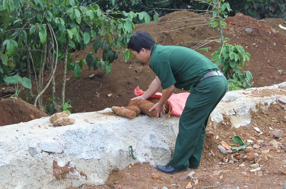 Bảo Lộc: Phát hiện nhiều đạn pháo trong lúc múc, đổ đất làm đường