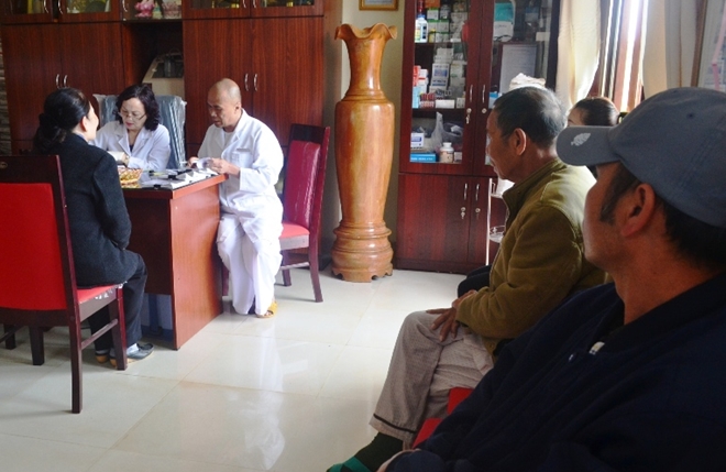 NGƯỜI BỆNH ĐƯỢC ĐIỀU TRỊ BẰNG THẢO DƯỢC THIÊN NHIÊN