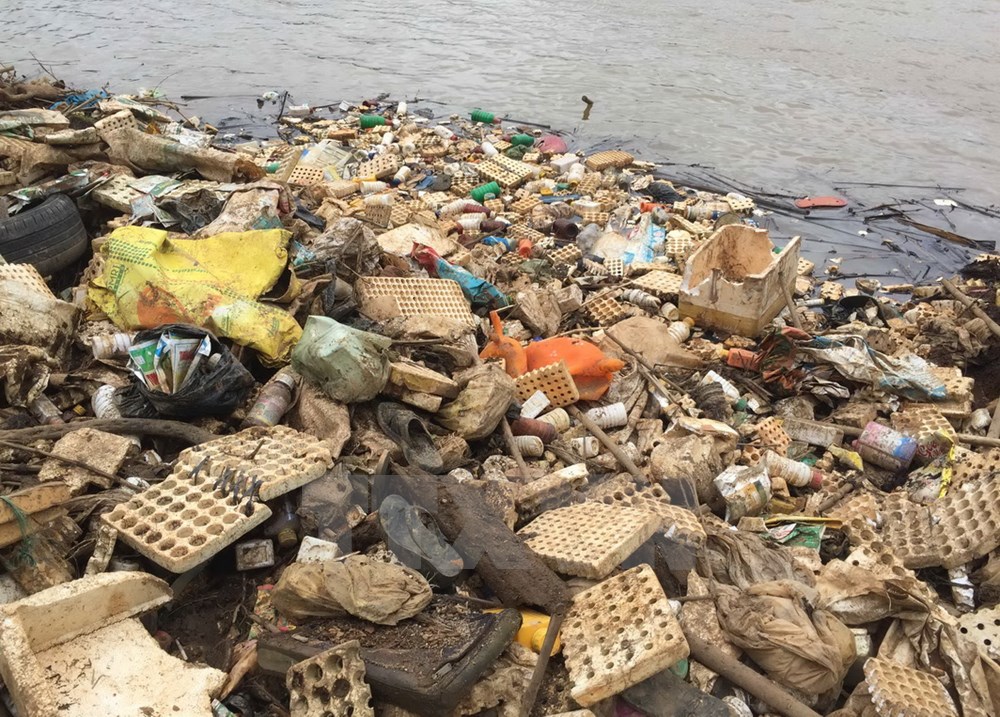 Hồ cấp nước sinh hoạt cho thành phố Đà Lạt ngập rác