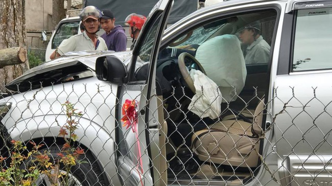 Đà Lạt: Toyota Fortuner đi đón dâu đâm vào gốc cây, bung cả 2 túi khí