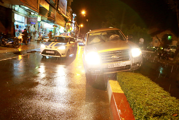 Đà Lạt: Tránh xe máy chạy ngược chiều xe ô tô leo giải phân cách