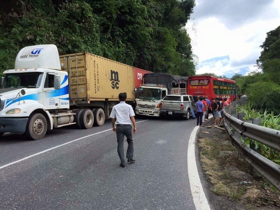 4 xe dính chùm, đèo Bảo Lộc tê liệt 2 giờ